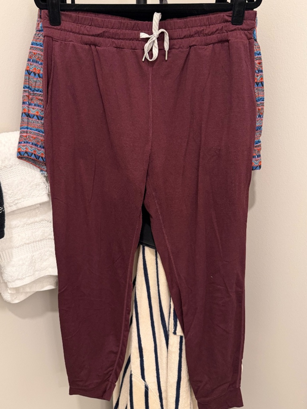 Vuori Performance Joggers | Women's Large | Burgundy